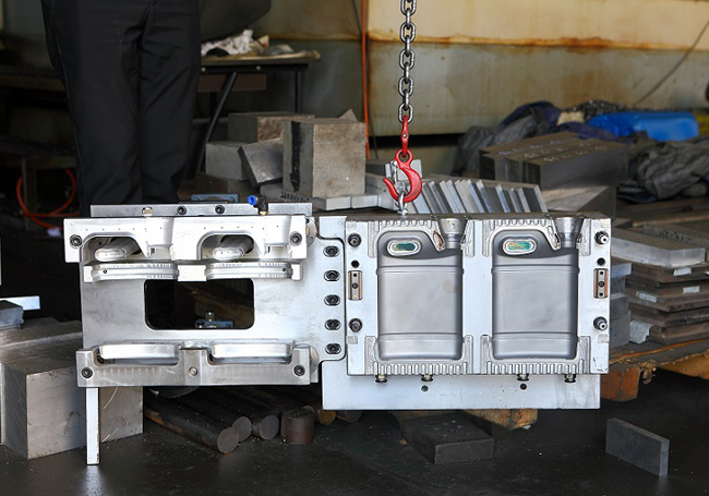 Auto Deflashing Blow Mould