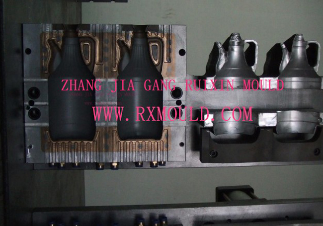Auto Deflashing Blow Mould