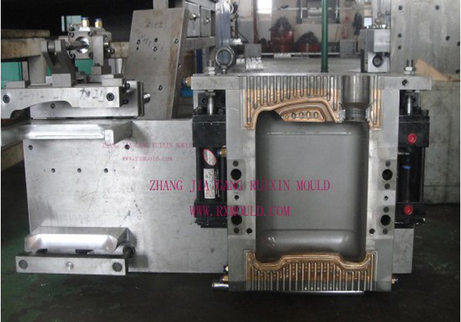 Auto Deflashing Blow Mould