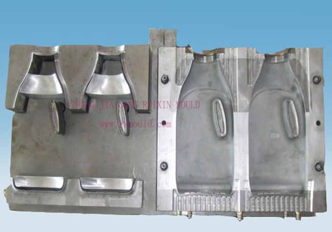 Auto Deflashing Blow Mould