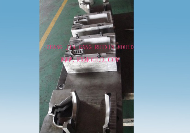 Auto Deflashing Blow Mould