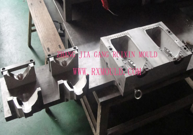 Auto Deflashing Blow Mould