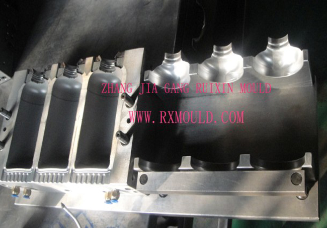 Auto Deflashing Blow Mould